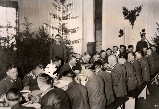 1939, Hitler eet samen met gewonde militairen het kerstdiner