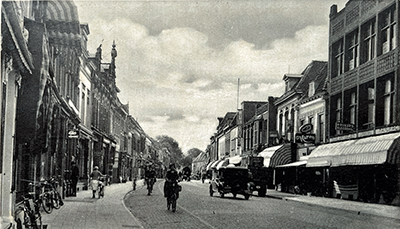 Links de kledingzaak van de familie Philips